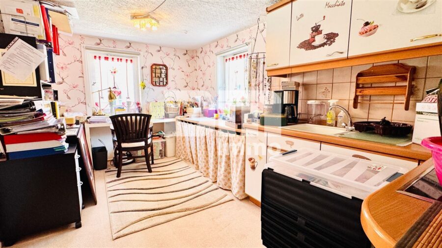 Teilsaniertes Einfamilienhaus mit Anbauten + Nebengebäude auf 1.600 m² Traumgartengrundstück - OG Küche / Waschküche / HWR